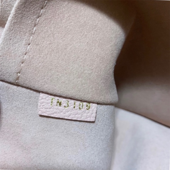 💯💖😍😘 NWT MONOGRAM Louis Vuitton Daily Pouch - Picture 5 of 8